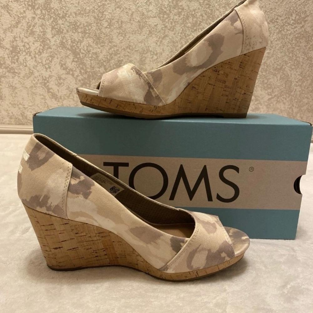 TOMS Beige Camouflage Cork Wedge Peep Toe